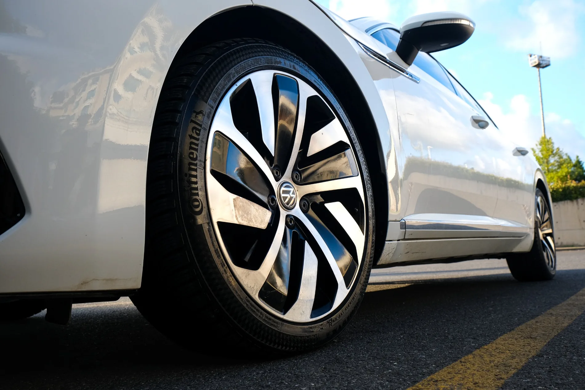 Volkswagen Arteon R-Line logo detayı