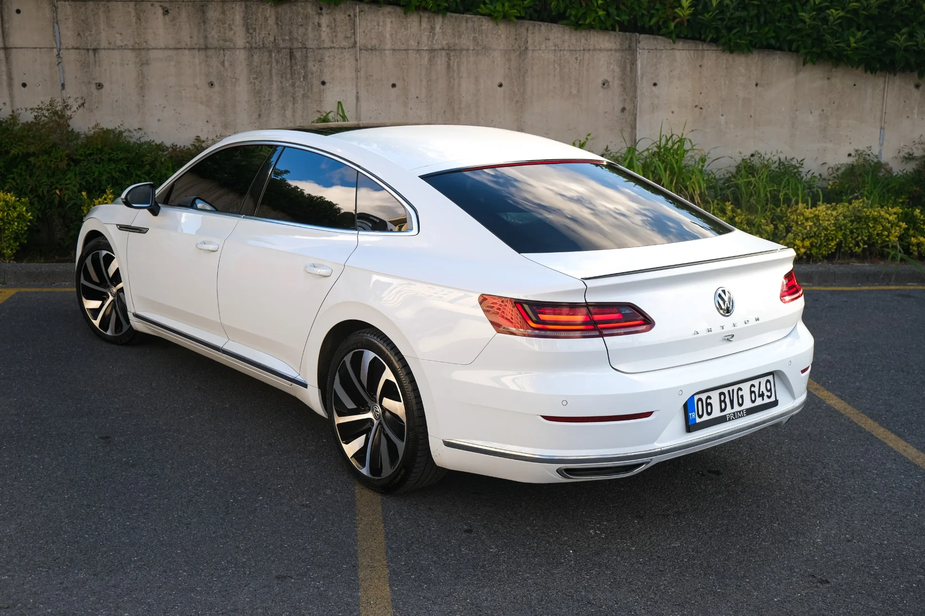 Volkswagen Arteon arkadan üç çeyrek görünüm