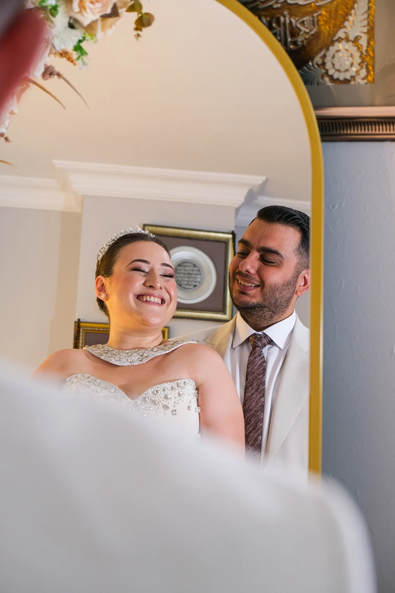 Aynada gülümseyen nişanlı çift